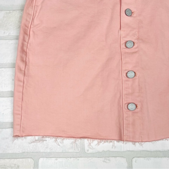 Old Navy Women's Pink Denim Mini Skirt Frayed Hem Size 10 NEW Button up - Picture 2 of 11
